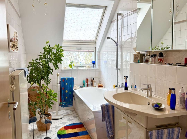 Badezimmer mit Badewanne und Fenster