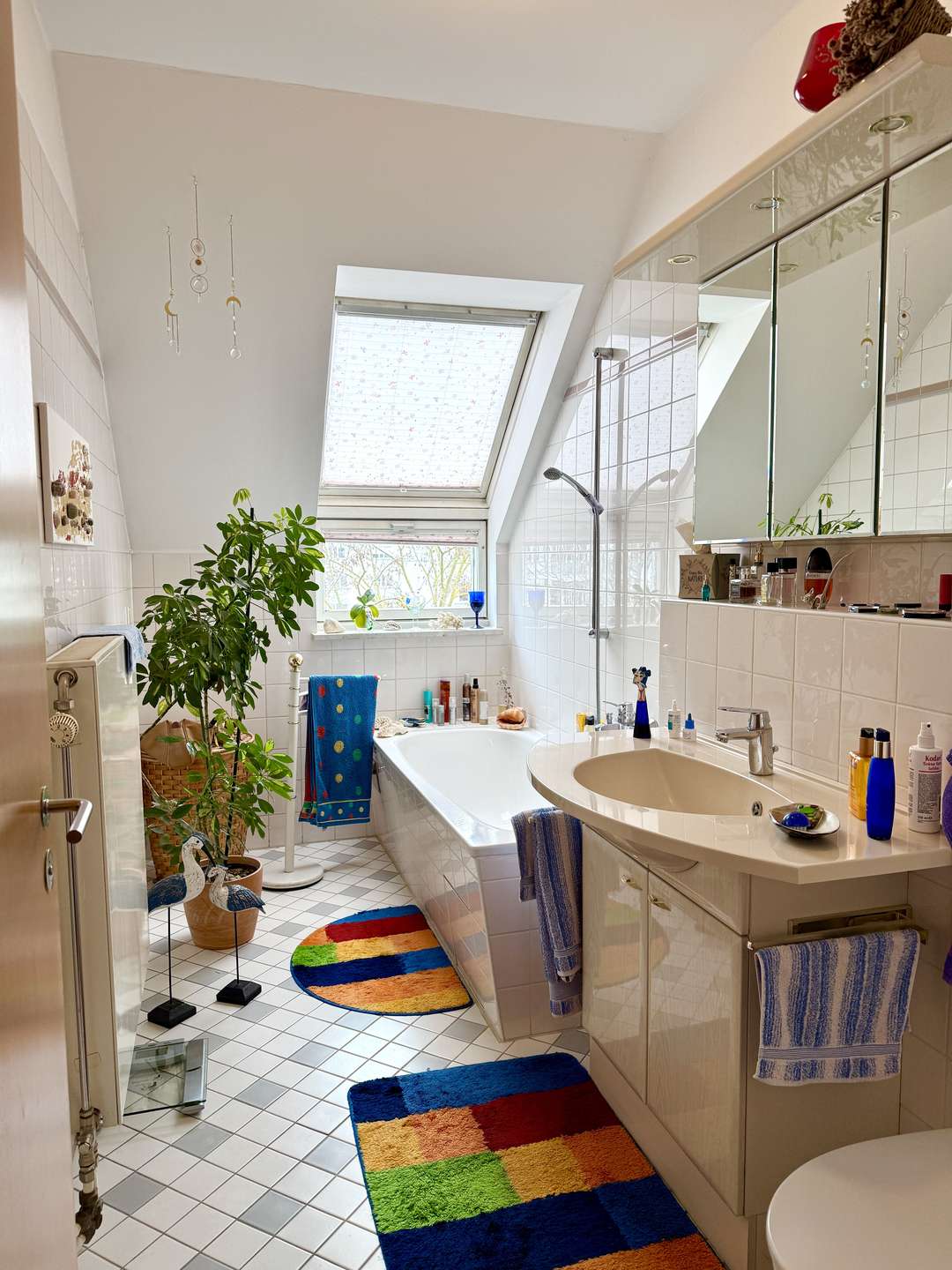 Badezimmer mit Badewanne und Fenster