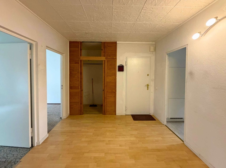 04 Flur mit Abstellraum