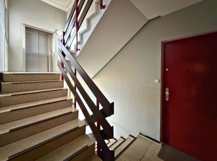 02_Treppenhaus mit Aufzug