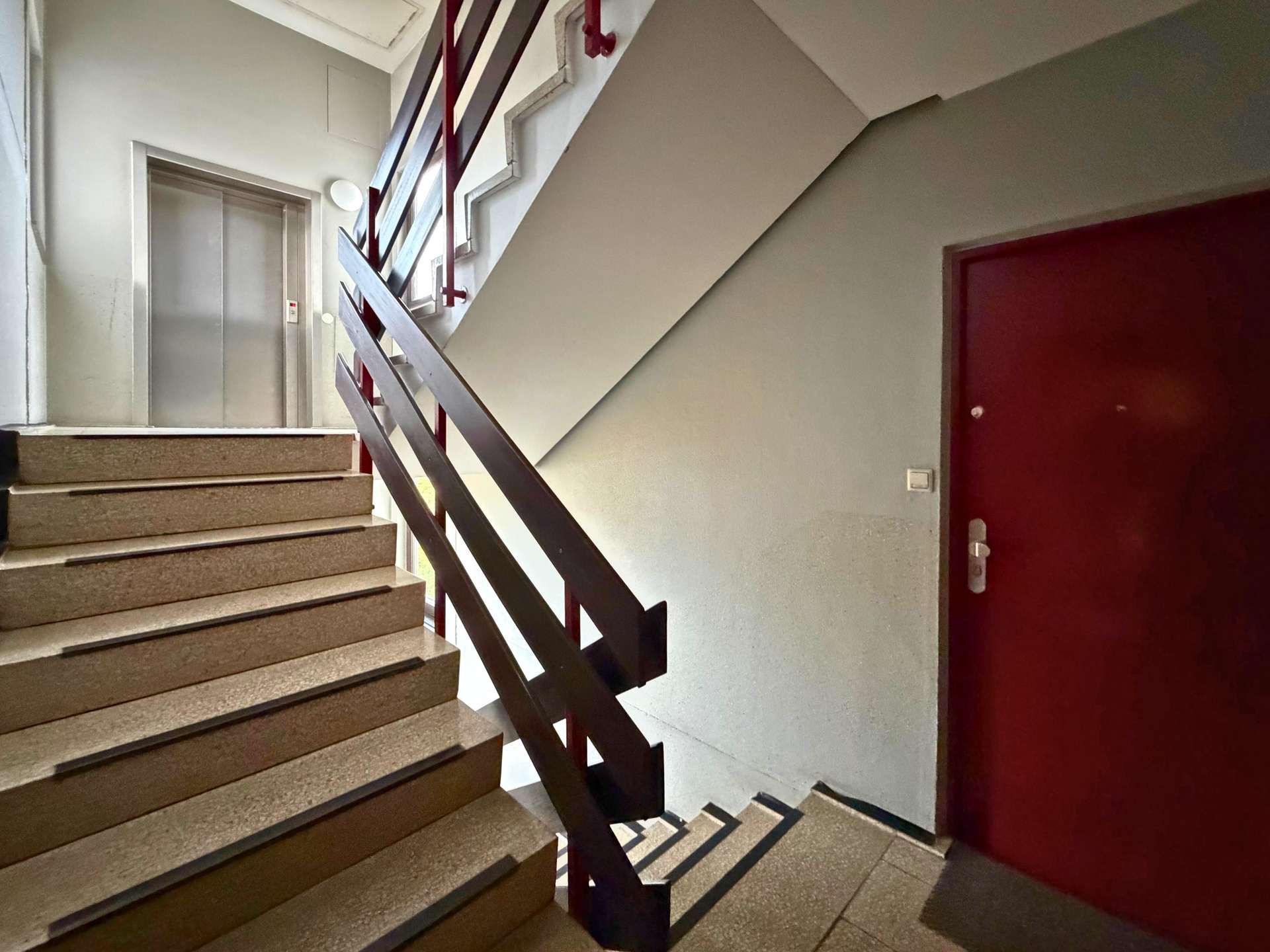 02_Treppenhaus mit Aufzug