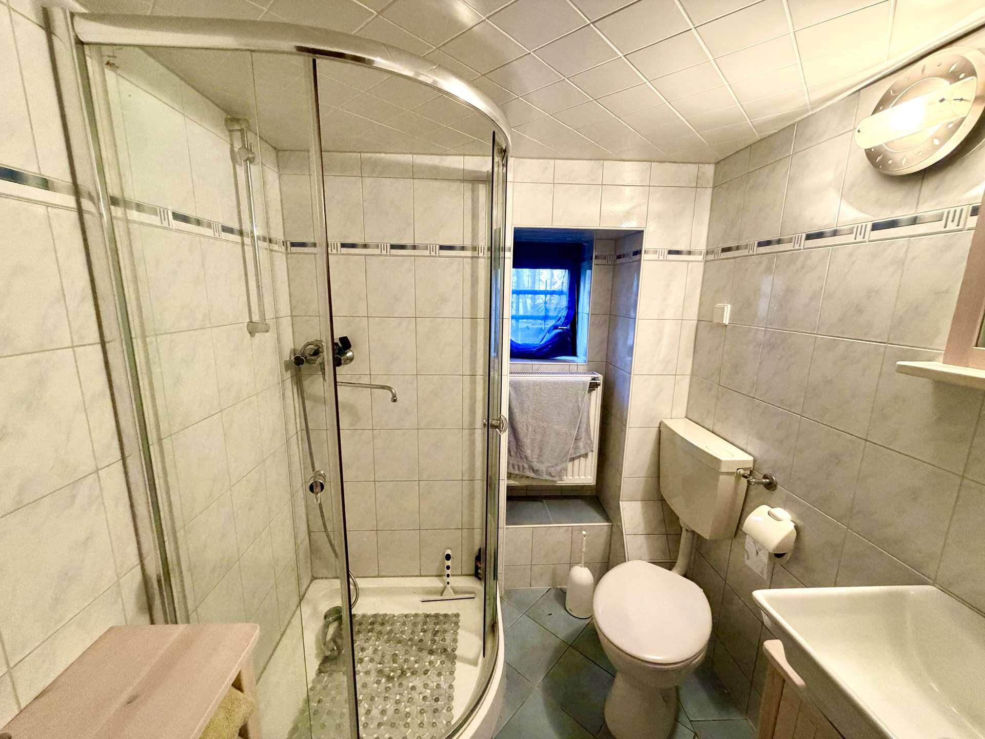 Duschbad mit Fenster im UG