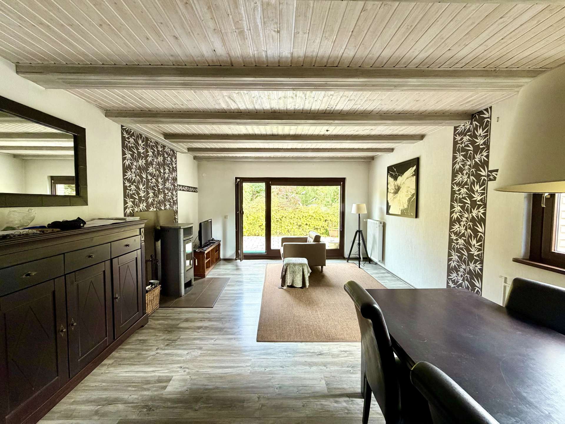 Wohnzimmer mit Kamin und Terrassenzugang