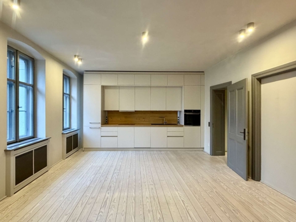 Wohnzimmer mit offener Küche