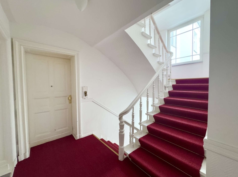 Treppenhaus mit Wohnungseingangstür