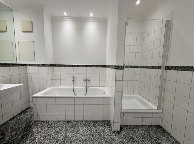 Bad mit Badewanne und Dusche