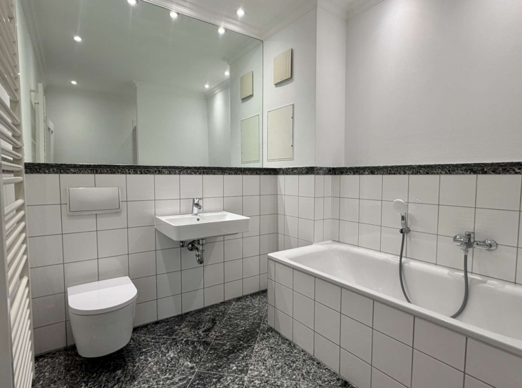 Bad mit Badewanne und Dusche