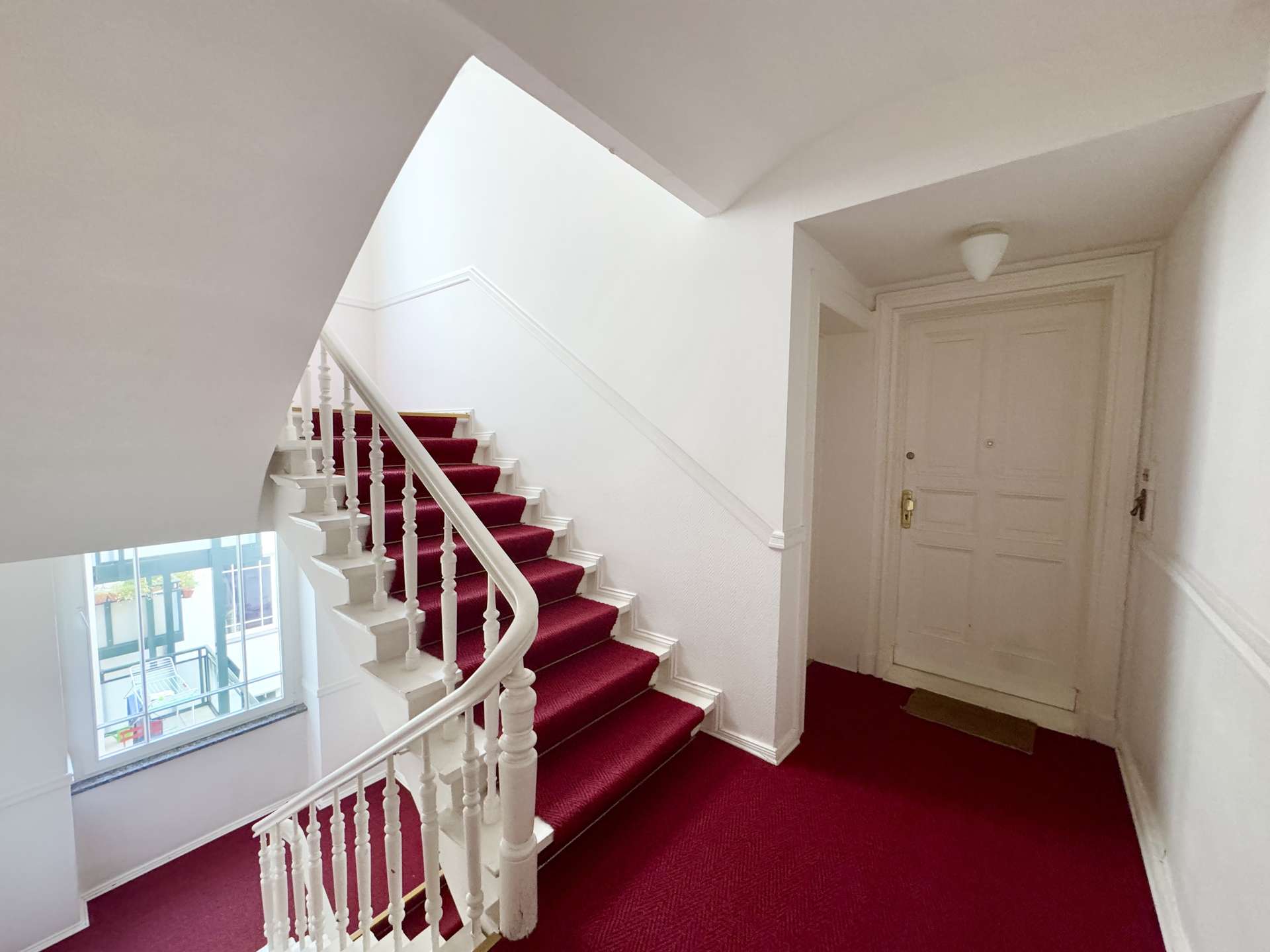 Treppenhaus mit Aufzug