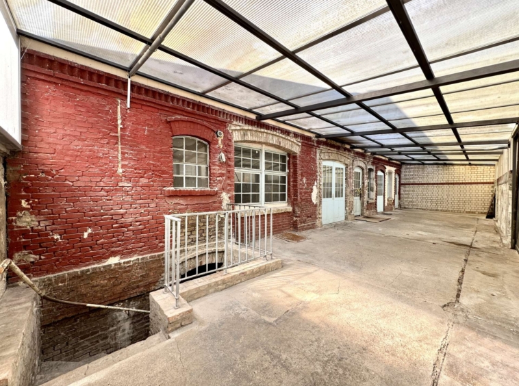 Überdachter Vorbau mit Kellerzugang