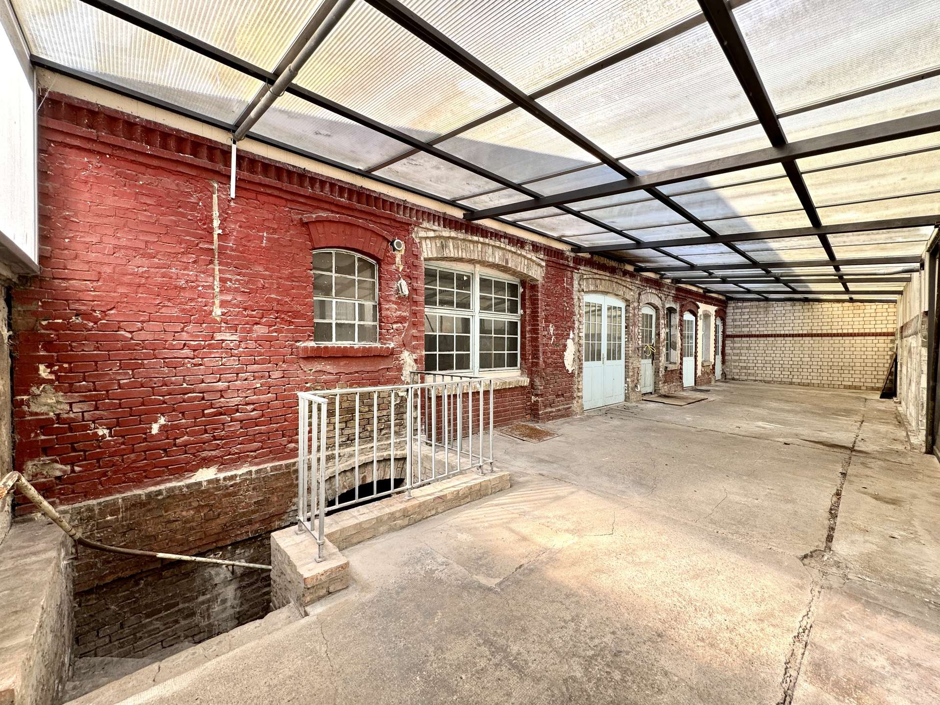 Überdachter Vorbau mit Kellerzugang