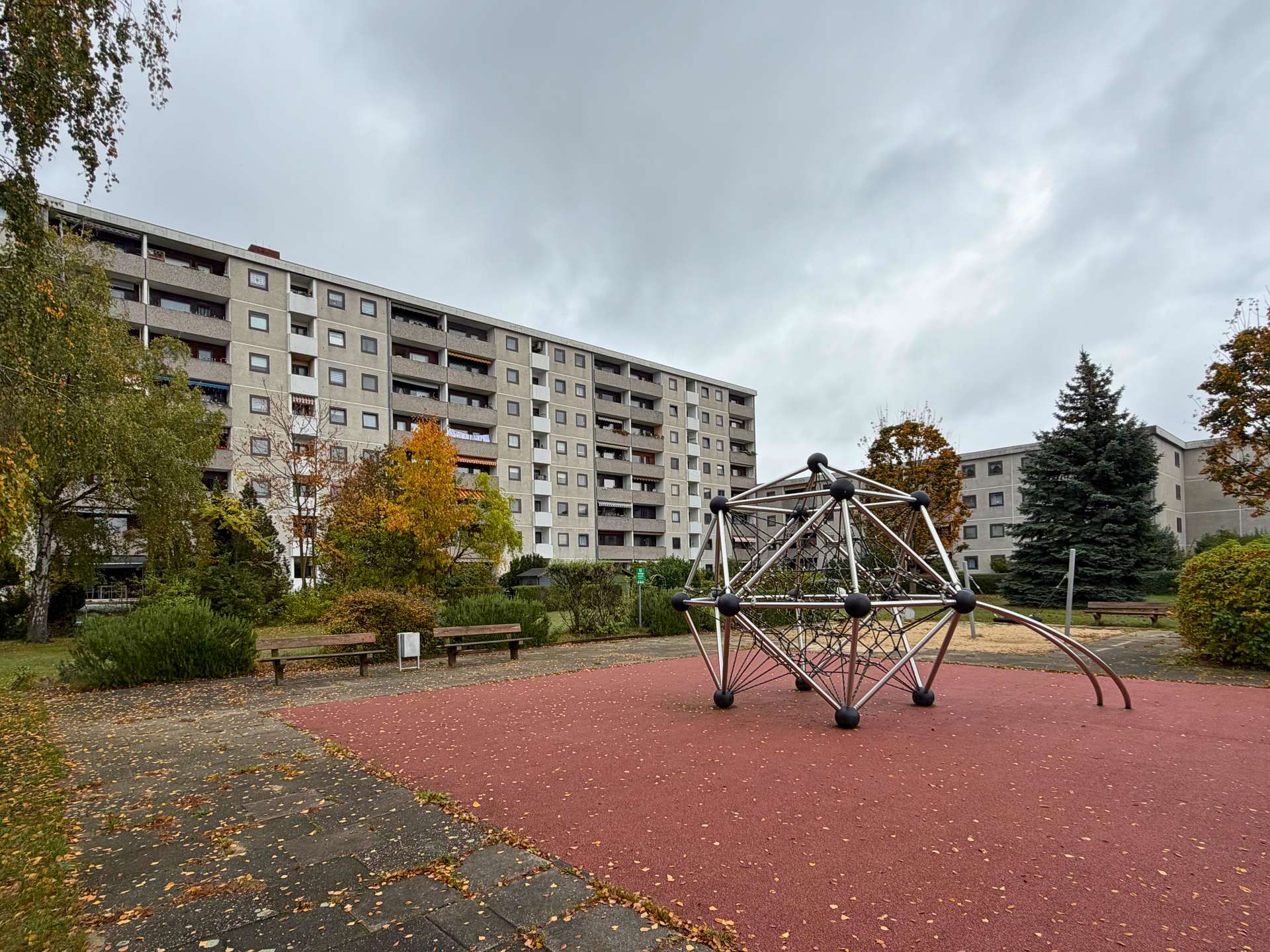 03_Gartenansicht mit Spielplatz