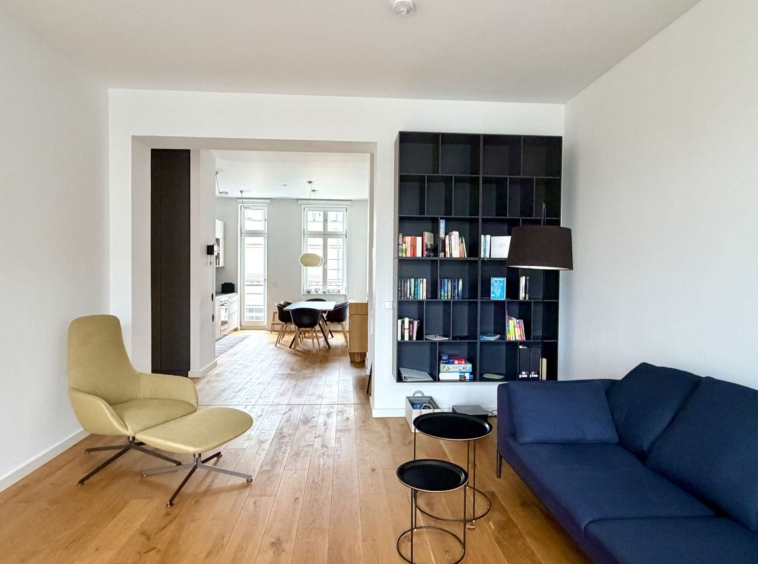 Wohnzimmer und offene Küche