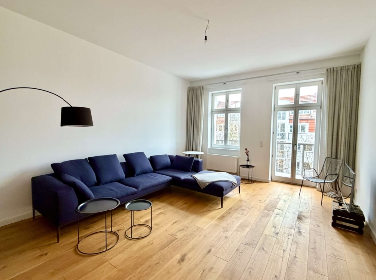 Wohnzimmer mit Balkonzugang