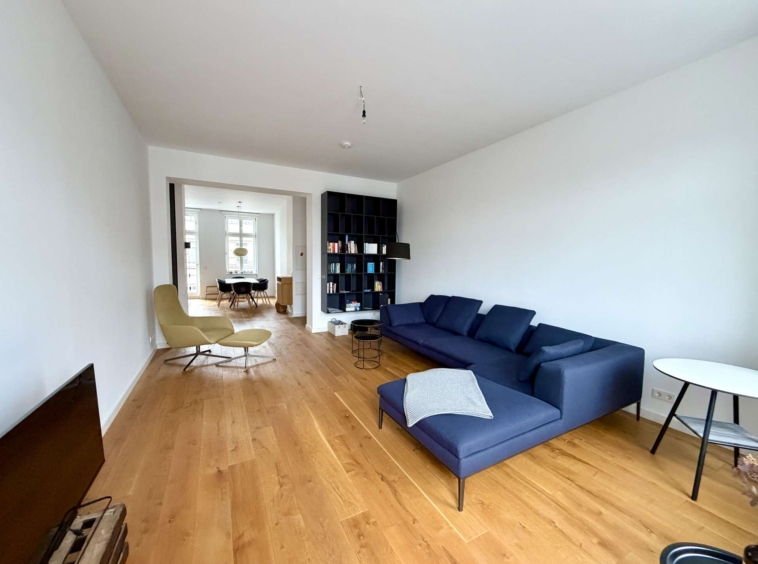 Wohnzimmer mit Balkonzugang