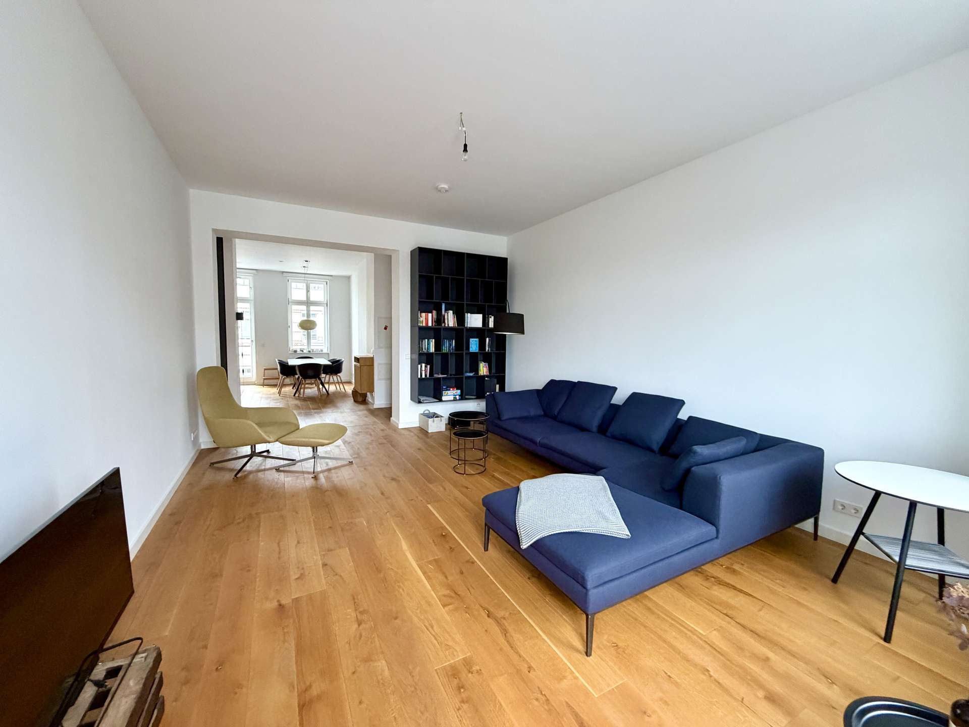 Wohnzimmer mit Balkonzugang