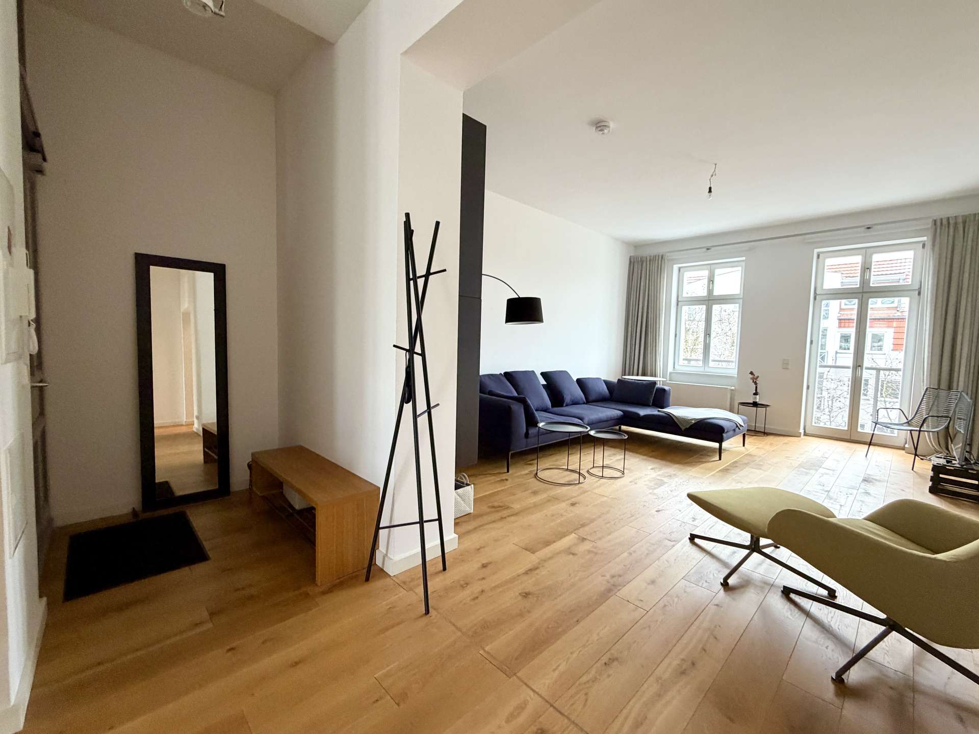 Wohnzimmer und Eingangsbereich