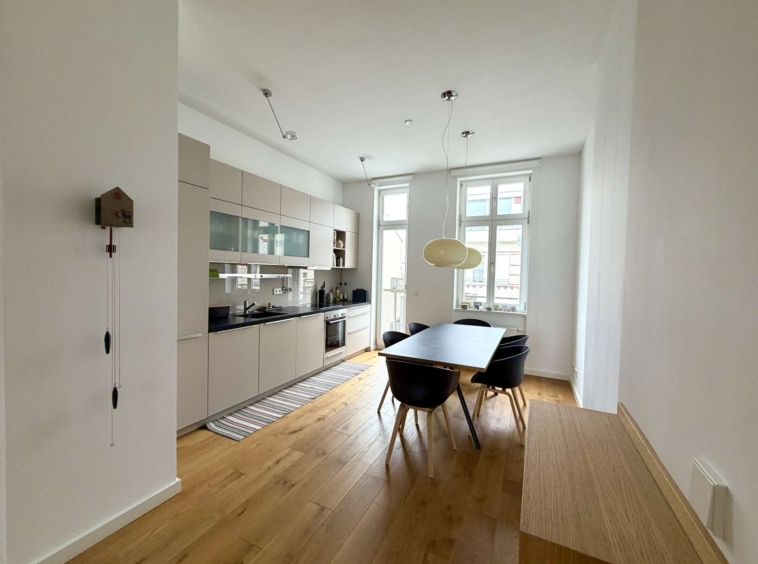 Küche mit Balkonzugang