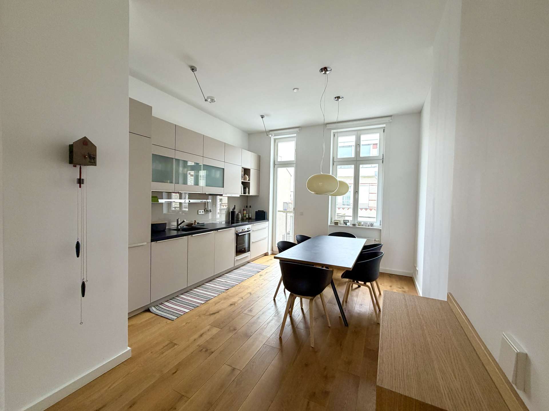 Küche mit Balkonzugang