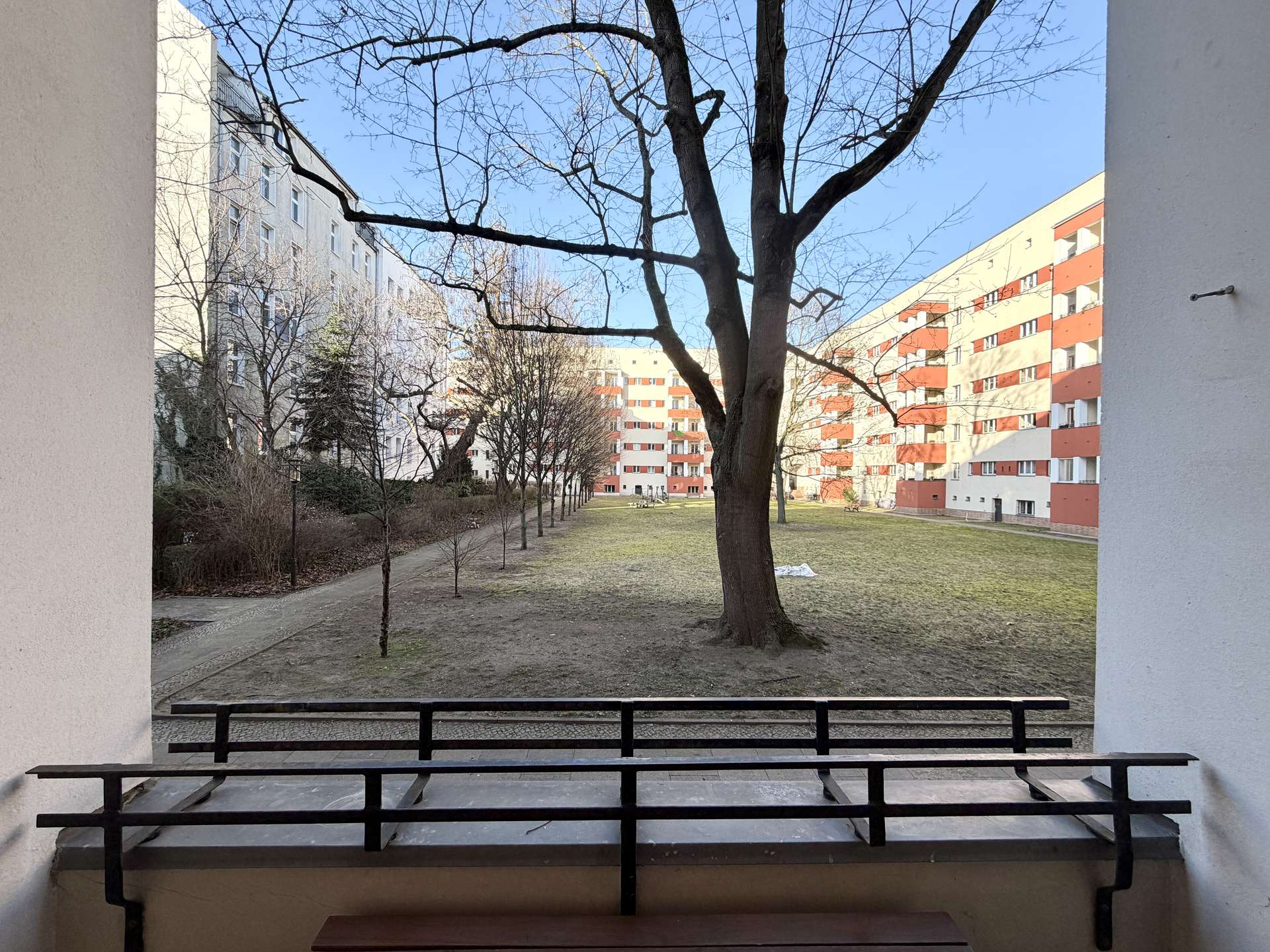 Balkon mit Blick in den Innenhof