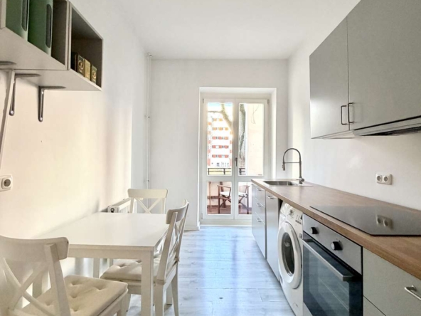 Küche mit Balkonzugang