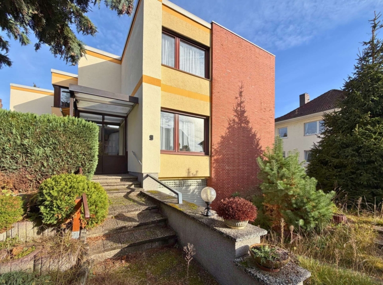 Eingangsbereich und Garagenzufahrt