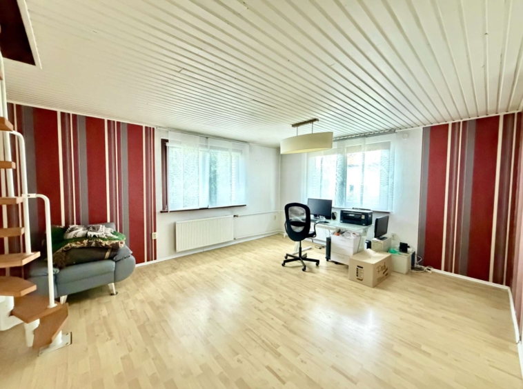 Arbeitszimmer mit Treppe zum DG