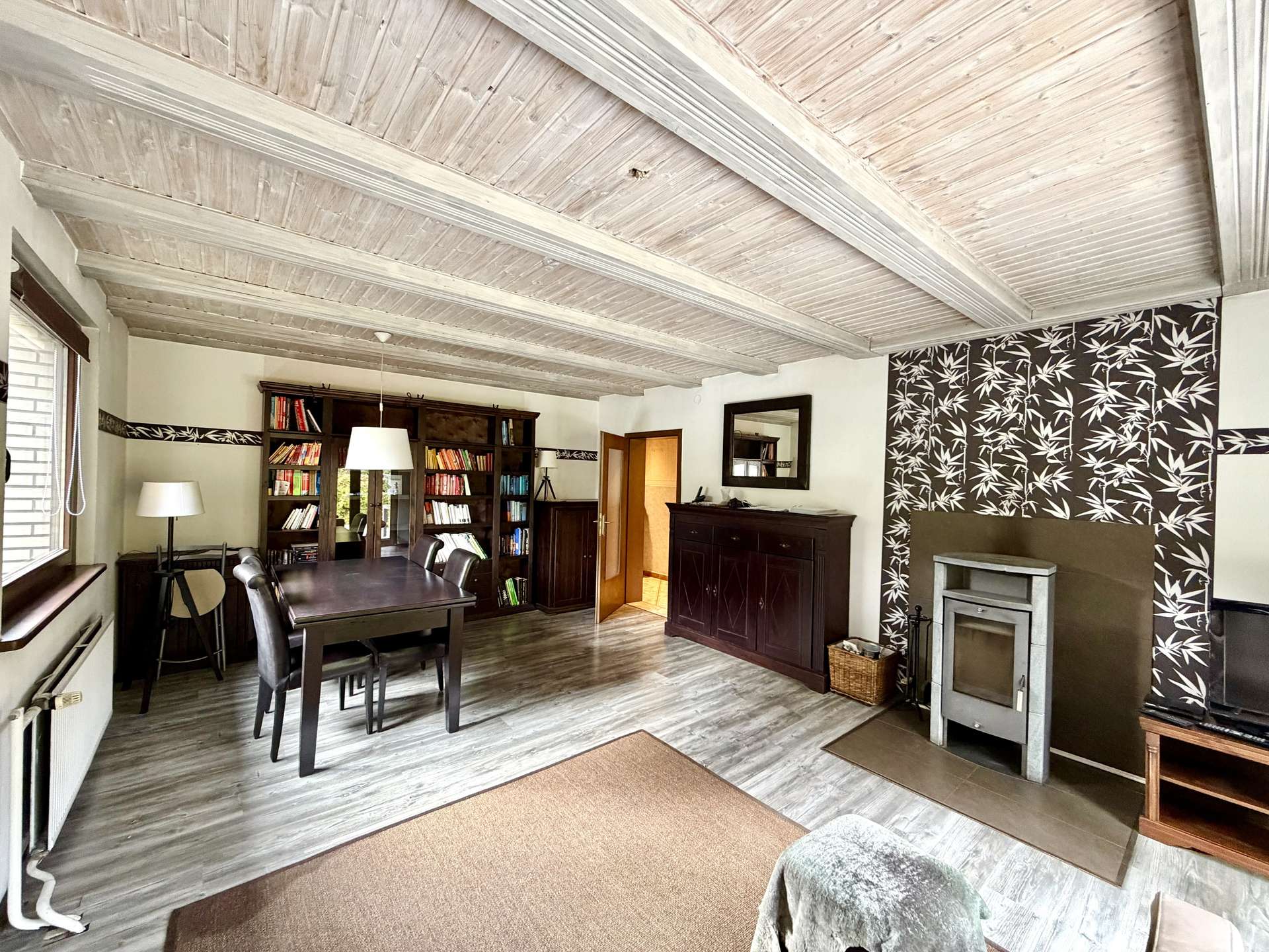 Wohnzimmer mit Kamin und Terrassenzugang