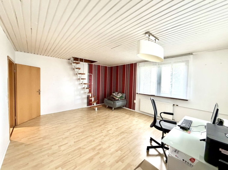 Arbeitszimmer mit Treppe zum DG