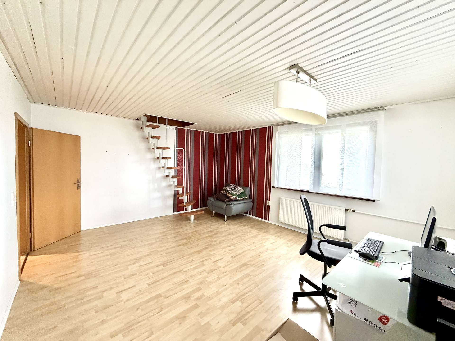 Arbeitszimmer mit Treppe zum DG