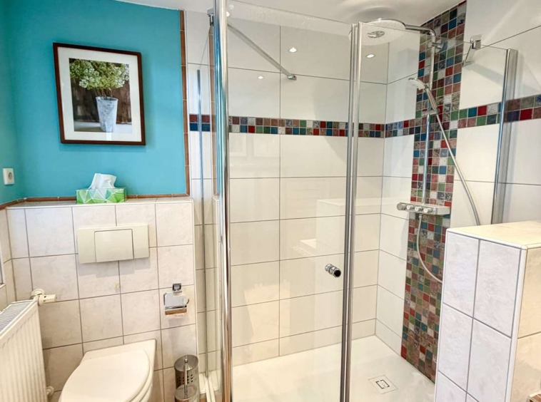 Tageslichtbad mit Dusche und Badewanne HP