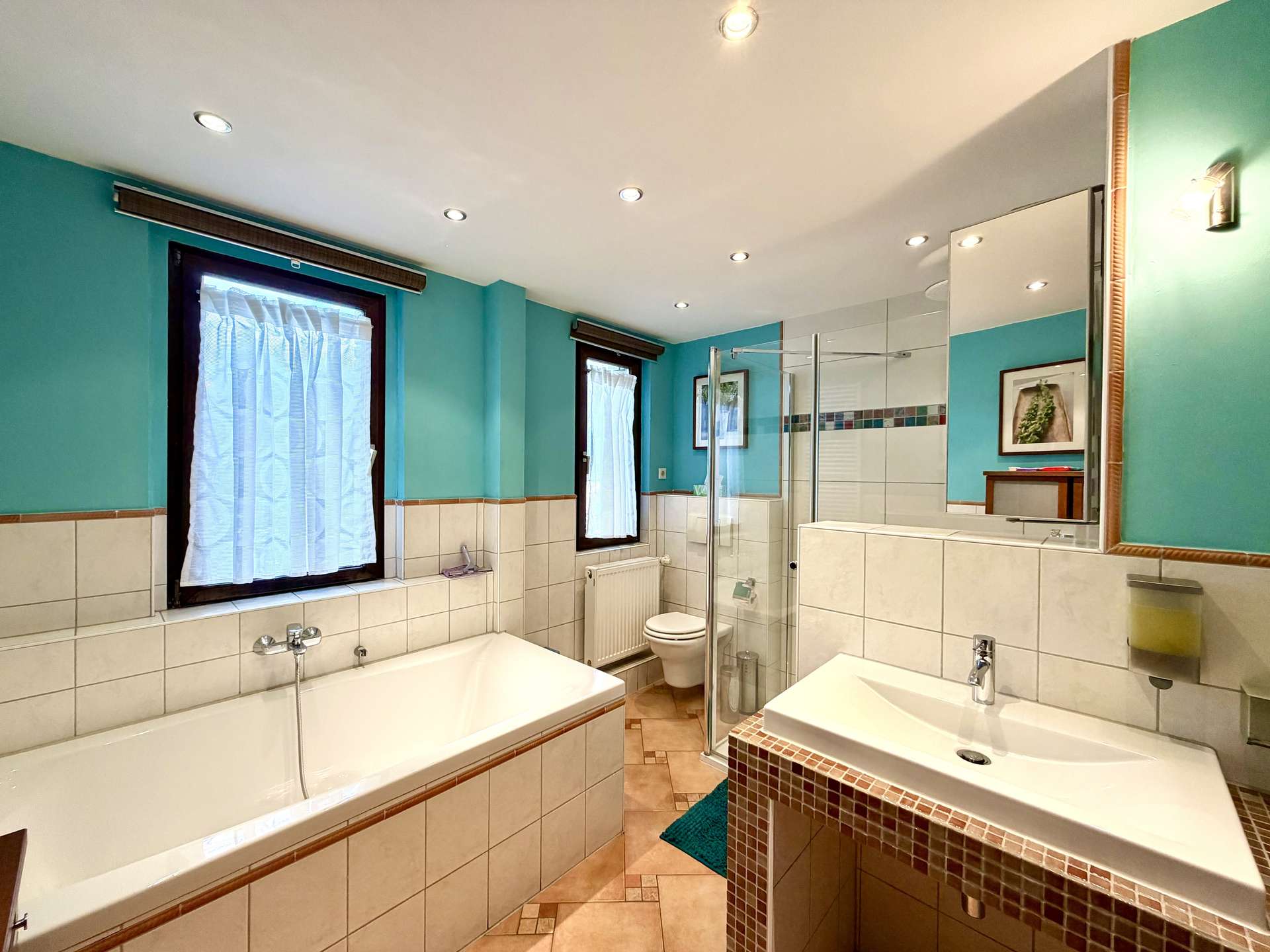 Tageslichtbad mit Dusche und Badewanne HP