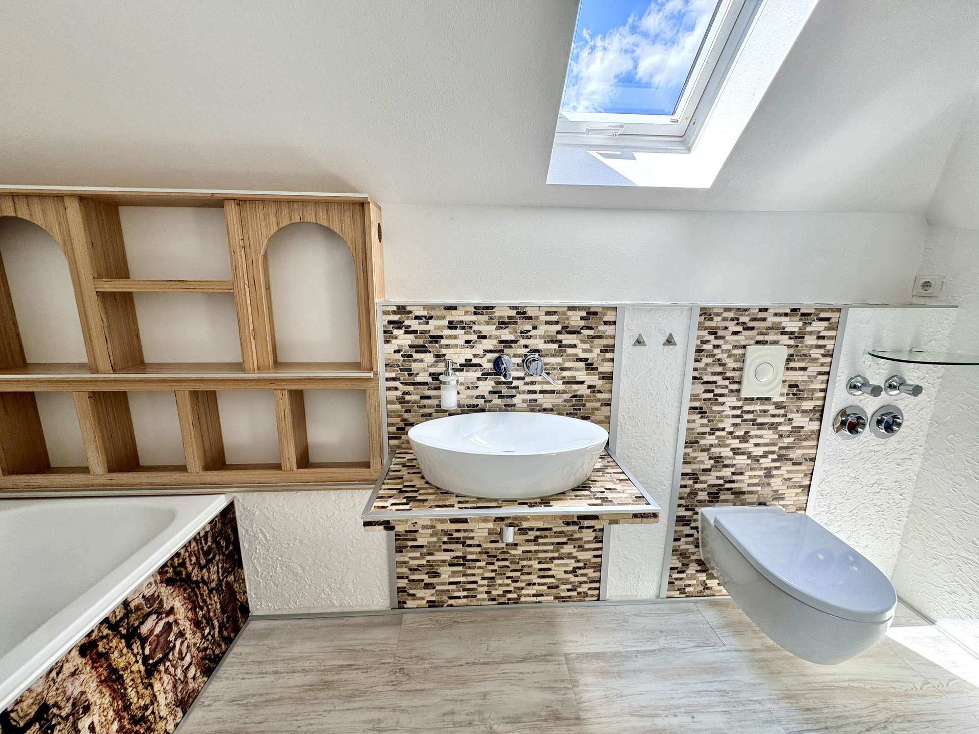 Bad mit Badewanne und Fenster