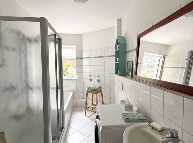 Bad mit Dusche, Wanne und Fenster