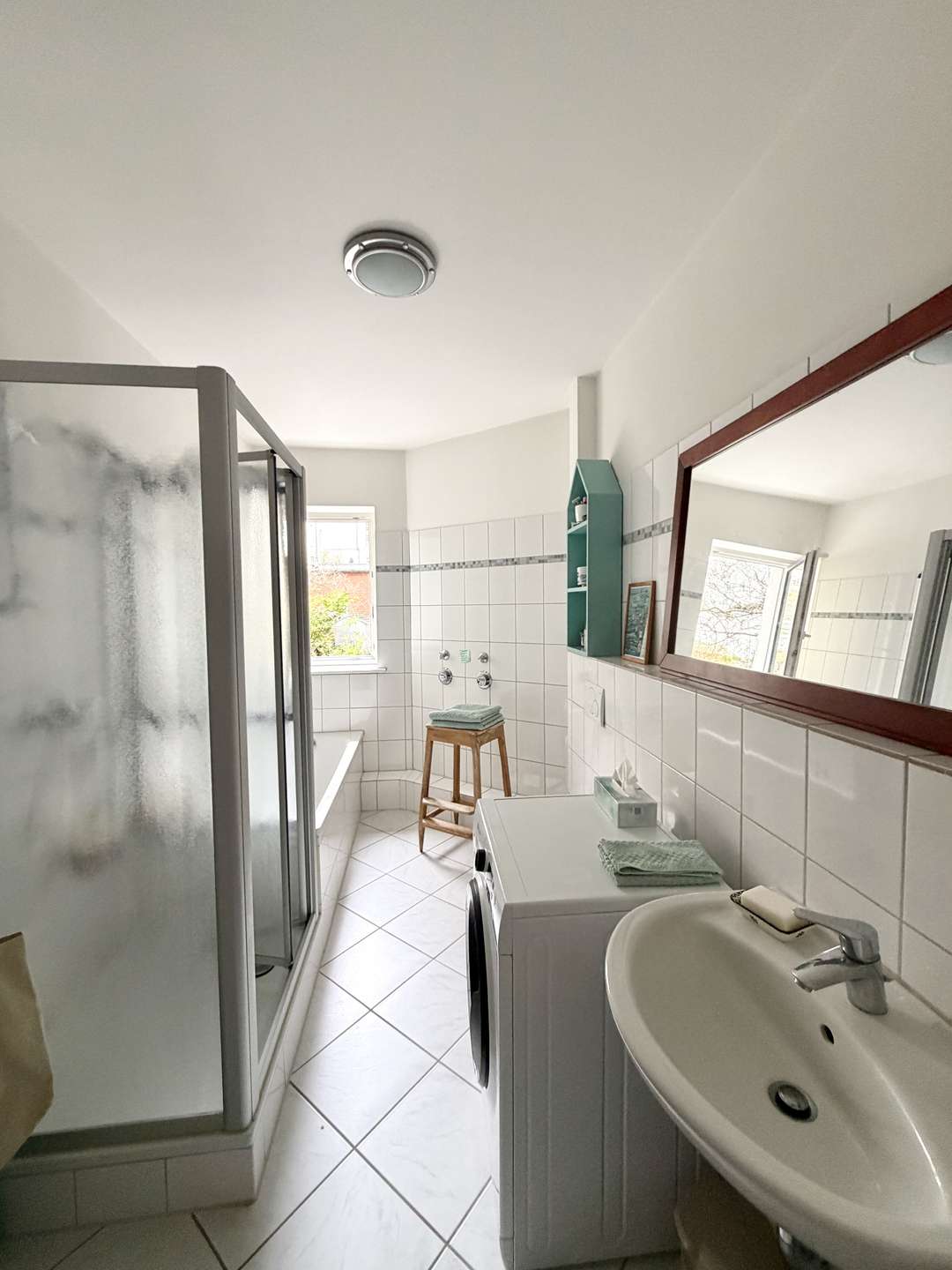 Bad mit Dusche, Wanne und Fenster
