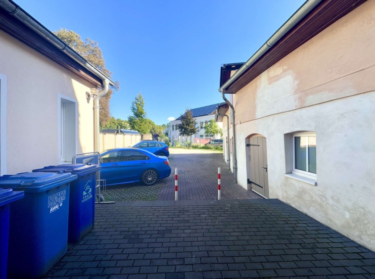 Hinterhof mit Stellplätzen