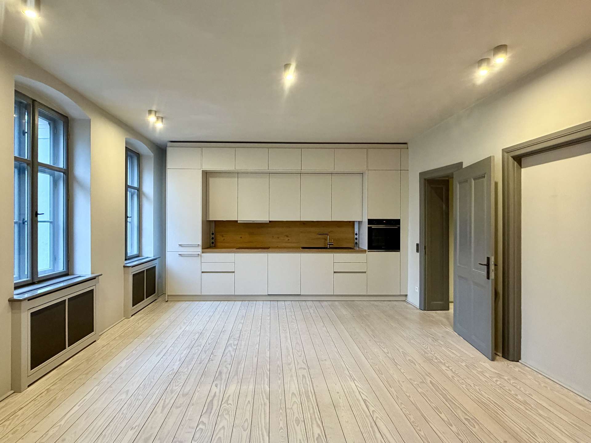 Wohnzimmer mit offener Küche